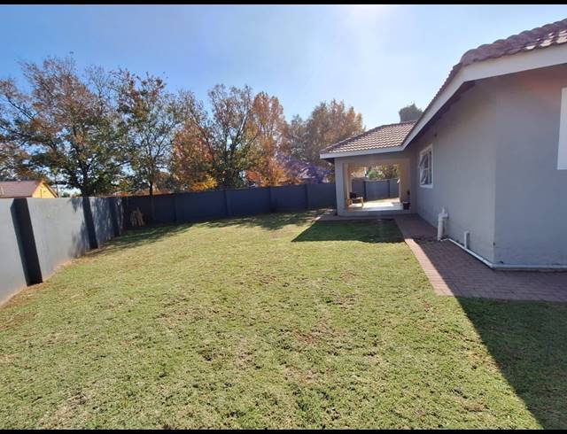 3 BEDROOM TOWNHOUSE FOR SALE IN ARCON PARK